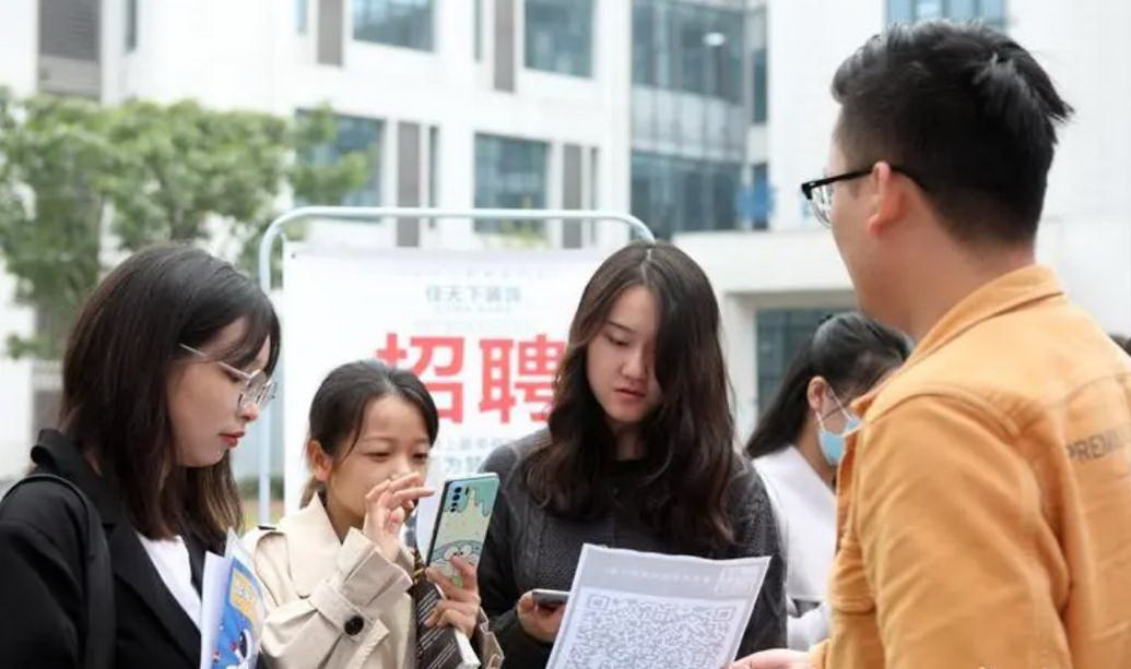 银行求职自荐信500字